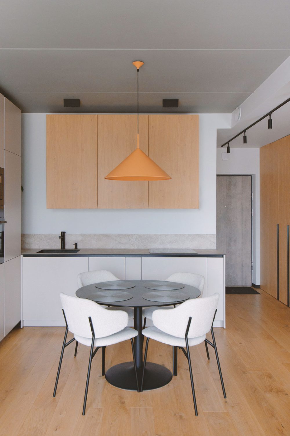 IKURES_oranzinis-kompaktisko-buto interjeras_145