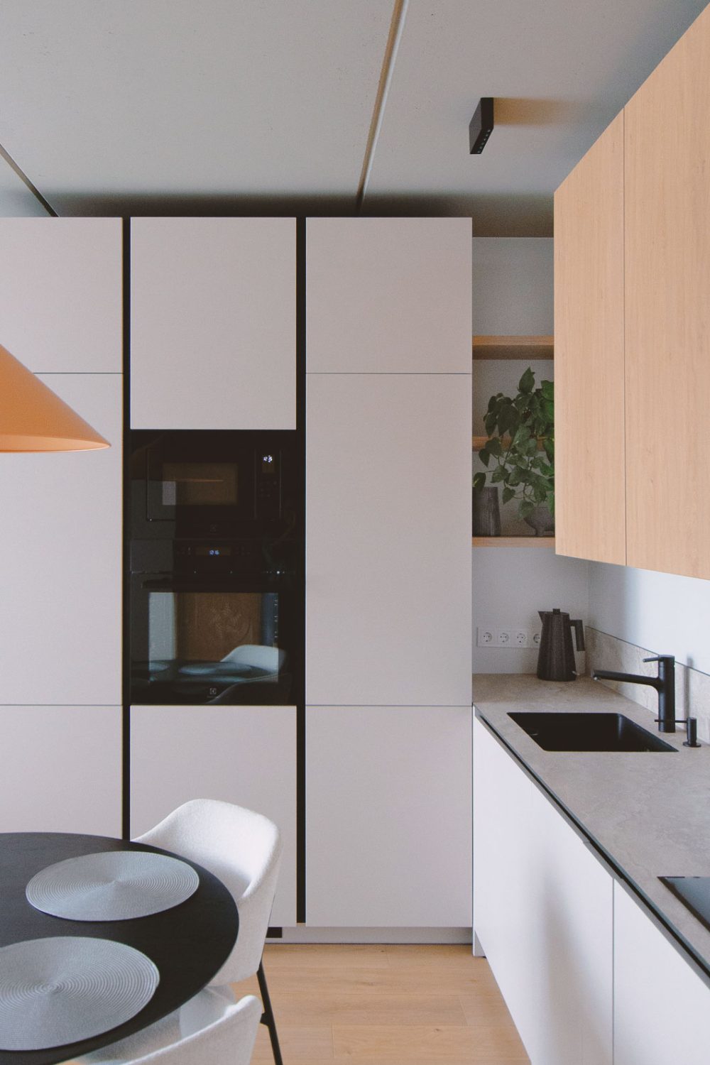 IKURES_oranzinis-kompaktisko-buto interjeras_155