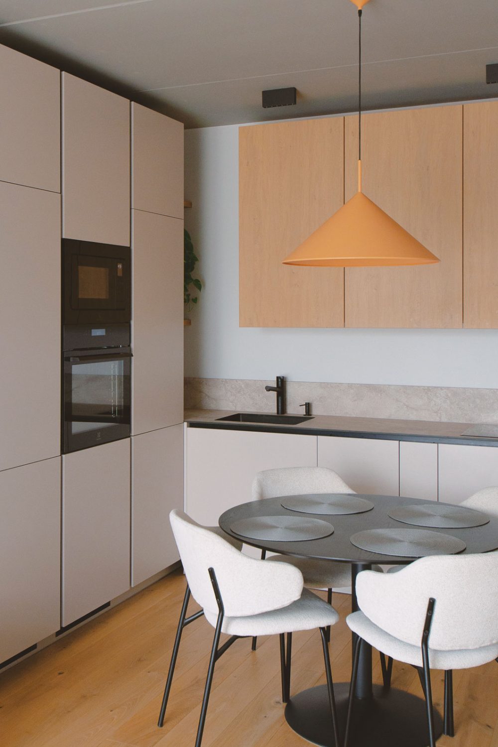 IKURES_oranzinis-kompaktisko-buto interjeras_162