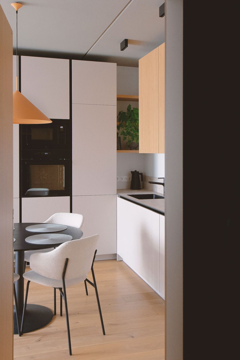 IKURES_oranzinis-kompaktisko-buto interjeras_250